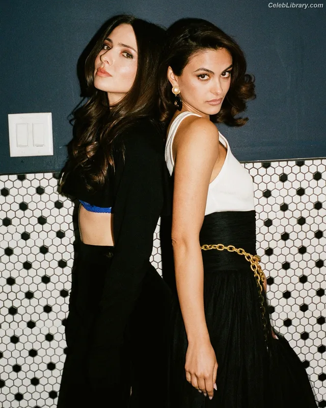 Camila Mendes photo 19 of 950