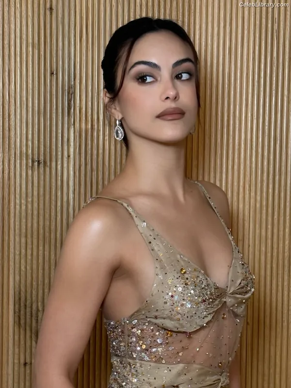 Camila Mendes photo 22 of 950