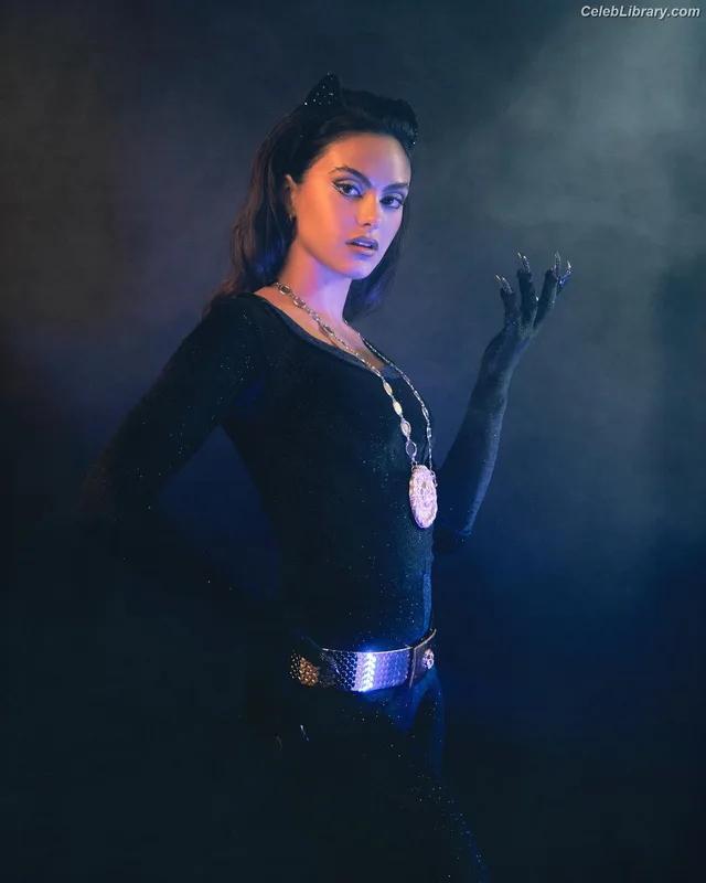 Camila Mendes photo 5 of 950