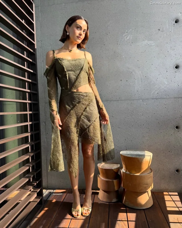 Camila Mendes photo 13 of 950