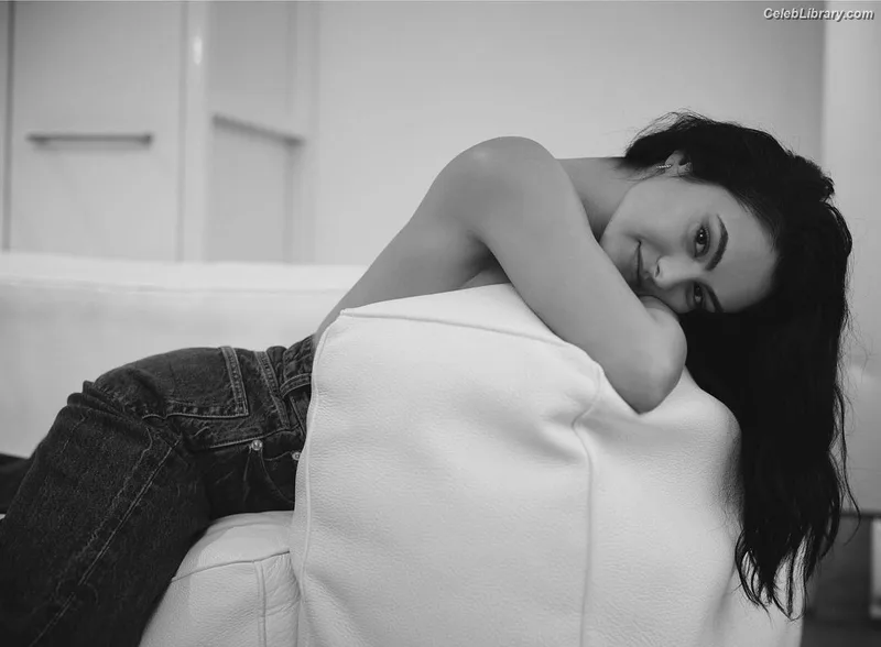 Camila Mendes photo 3 of 950