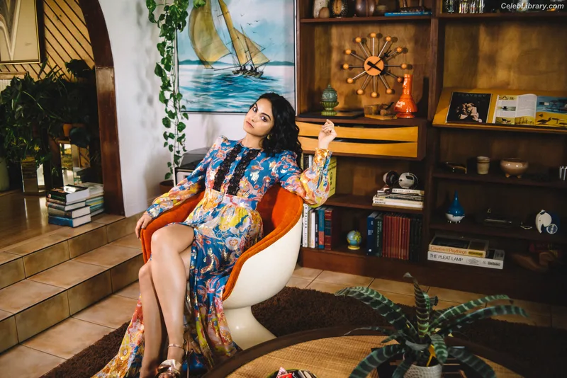 Camila Mendes photo 15 of 950