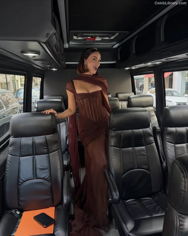 Camila Mendes photo 14 of 950