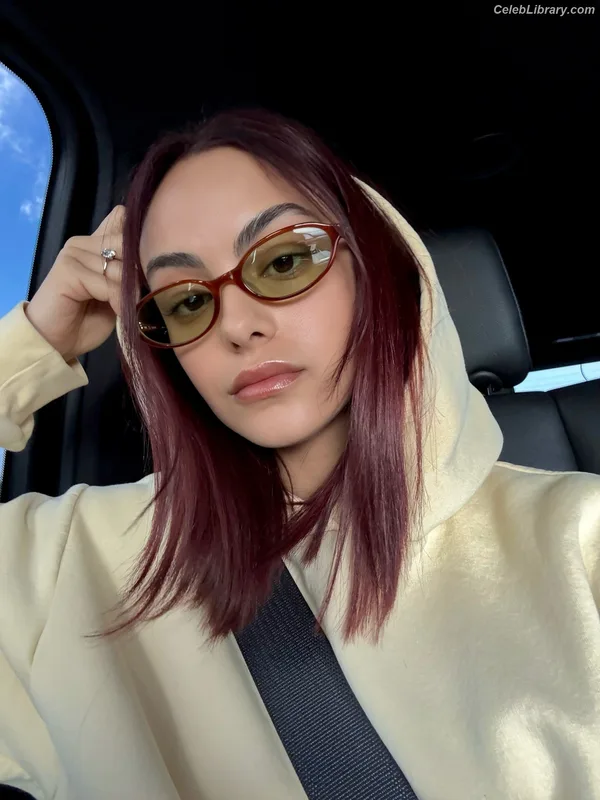 Camila Mendes photo 17 of 950