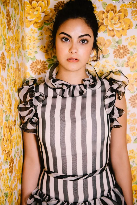 Camila Mendes photo 21 of 950