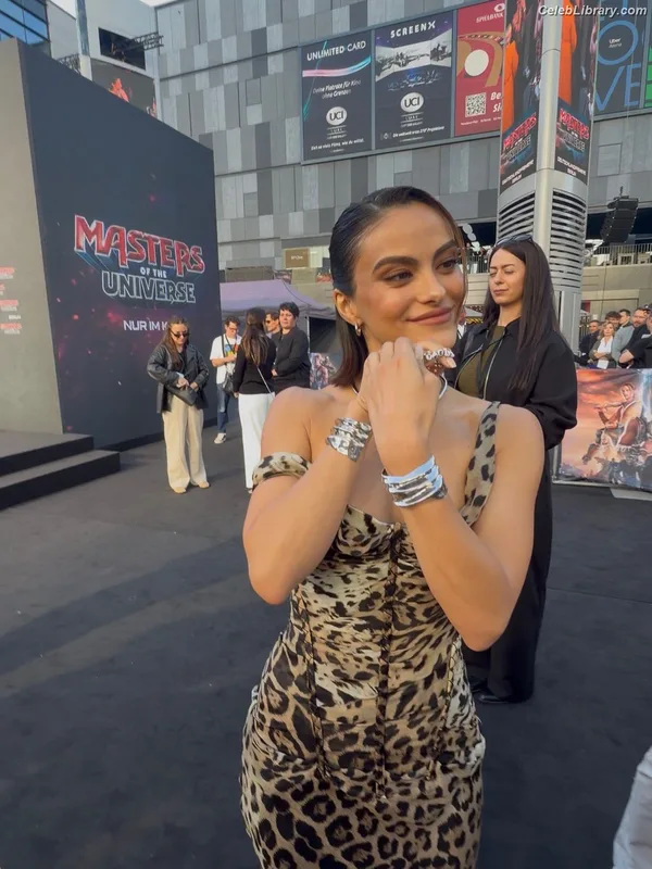 Camila Mendes photo 4 of 950