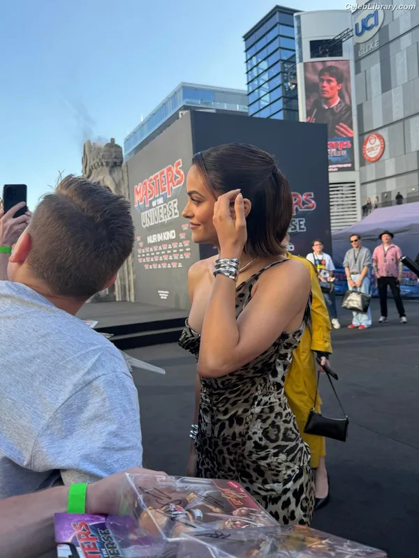 Camila Mendes photo 7 of 950