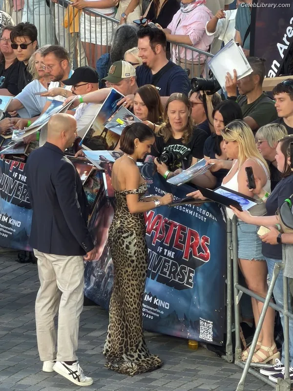 Camila Mendes photo 8 of 950