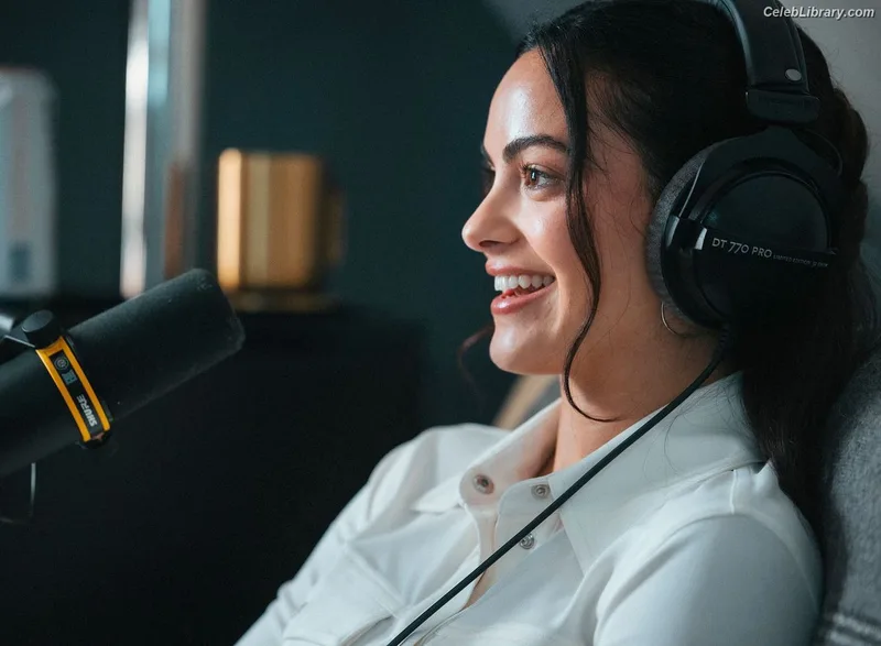 Camila Mendes photo 10 of 950