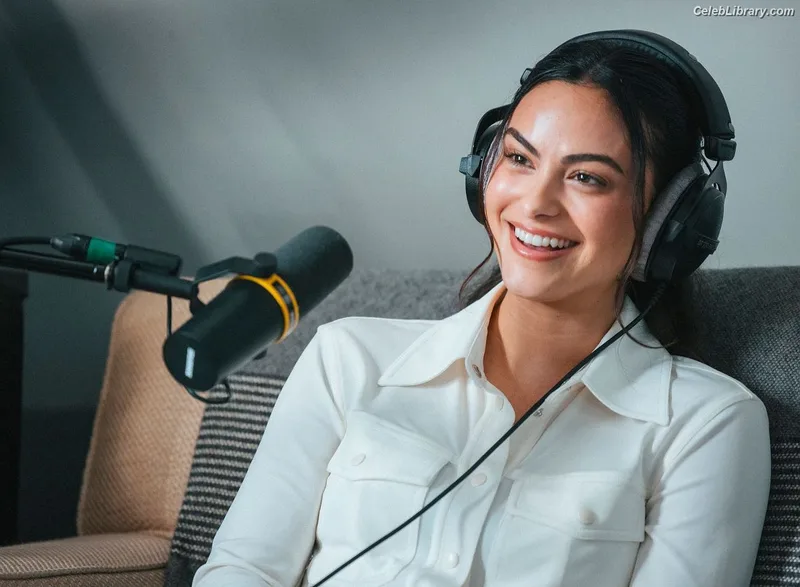 Camila Mendes photo 11 of 950