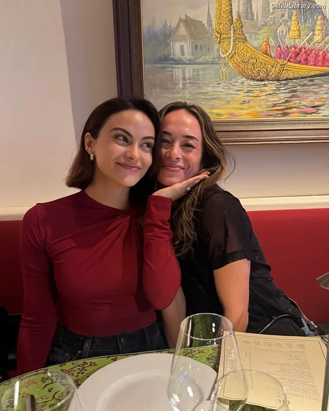 Camila Mendes photo 13 of 950