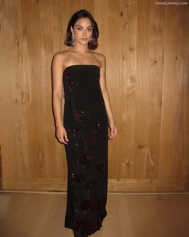 Camila Mendes photo 17 of 950