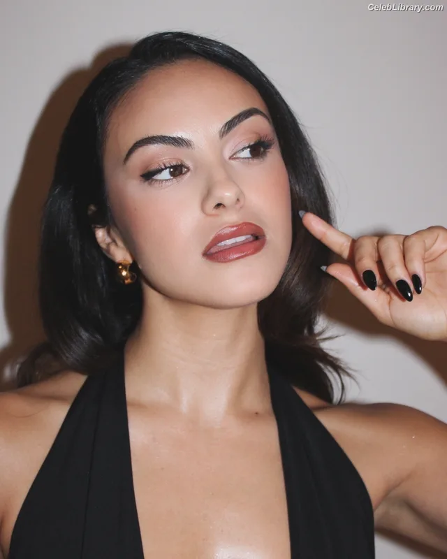 Camila Mendes photo 12 of 950