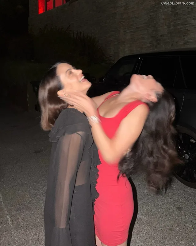 Camila Mendes photo 15 of 950