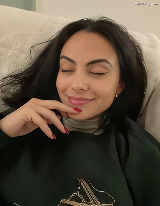Camila Mendes photo 18 of 950