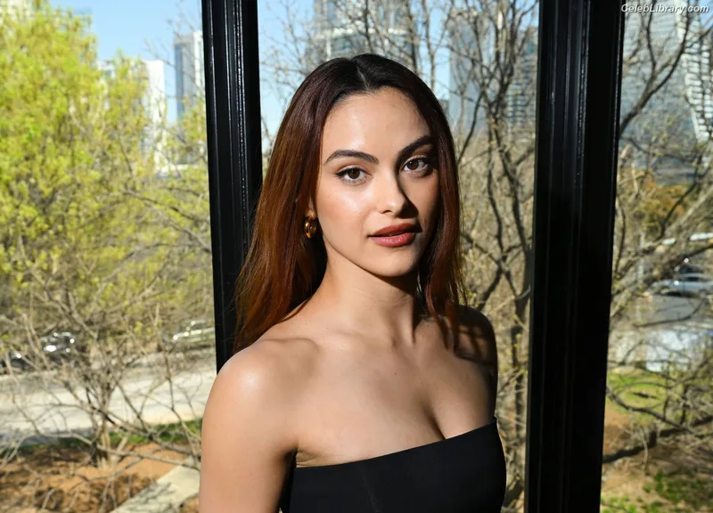 Camila Mendes photo 5 of 950