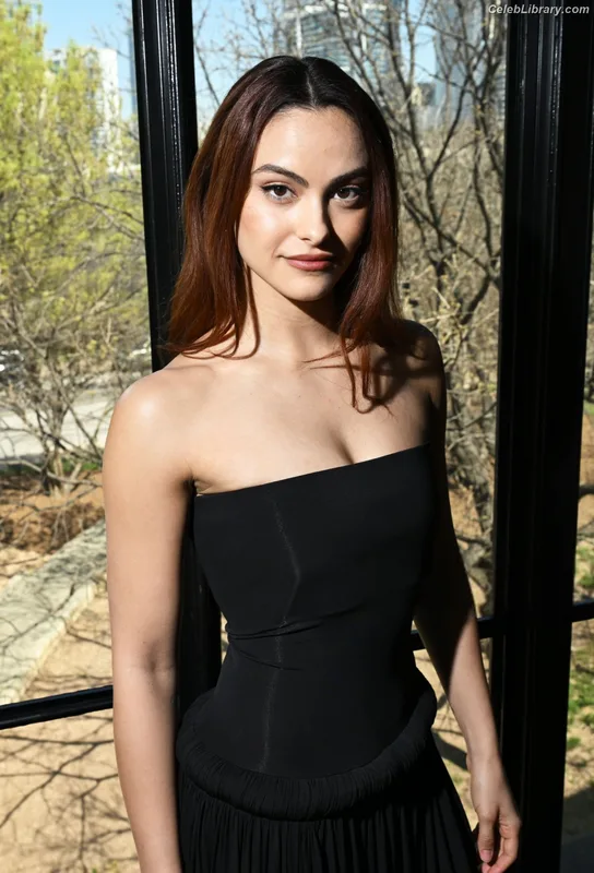 Camila Mendes photo 2 of 950