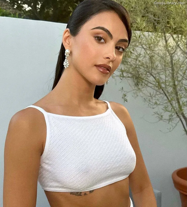 Camila Mendes photo 10 of 950