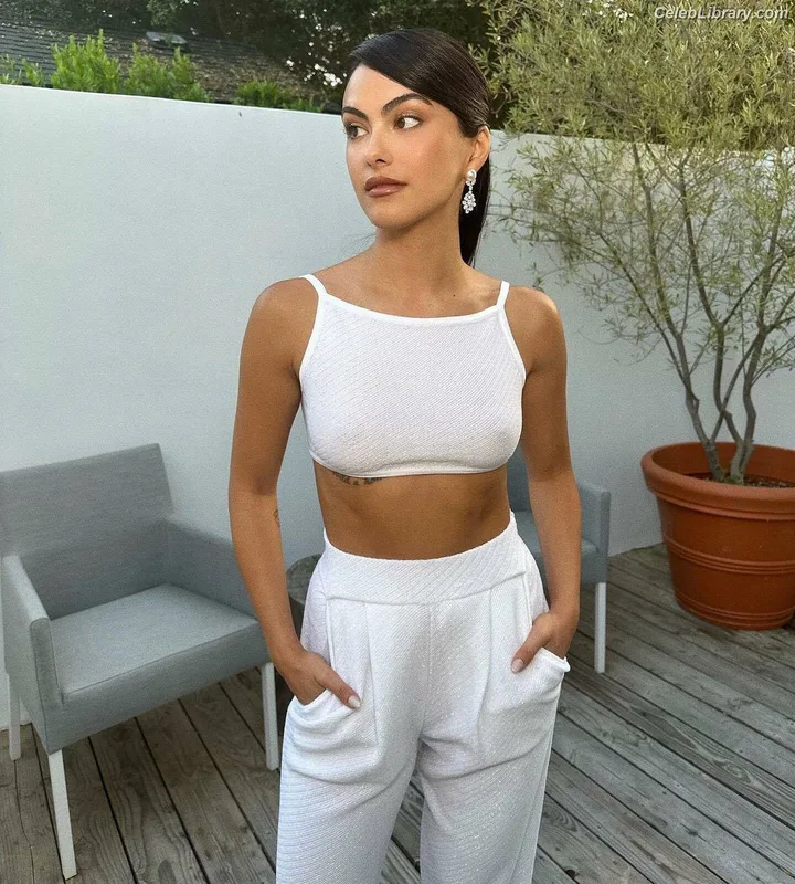 Camila Mendes photo 11 of 950