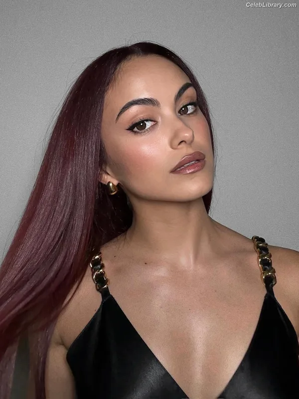 Camila Mendes photo 18 of 950