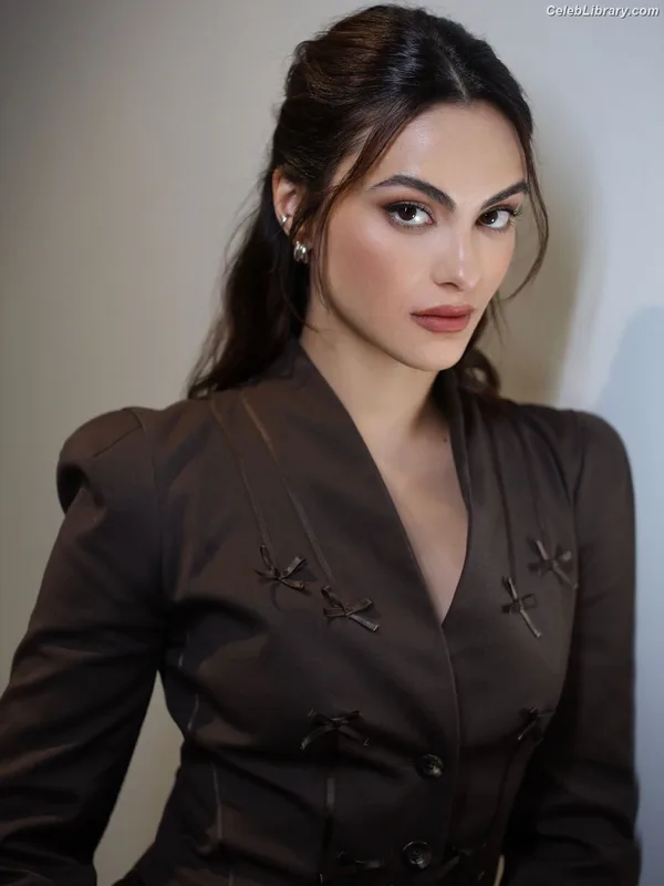 Camila Mendes photo 19 of 950