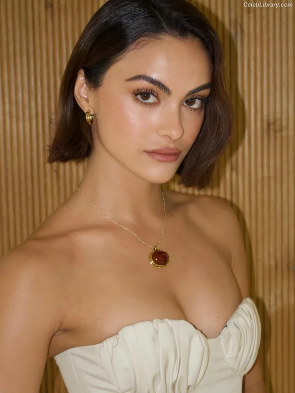 Camila Mendes photo 21 of 950