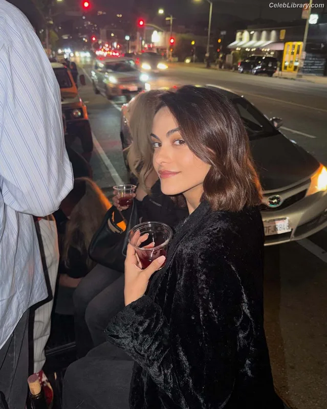 Camila Mendes photo 3 of 950