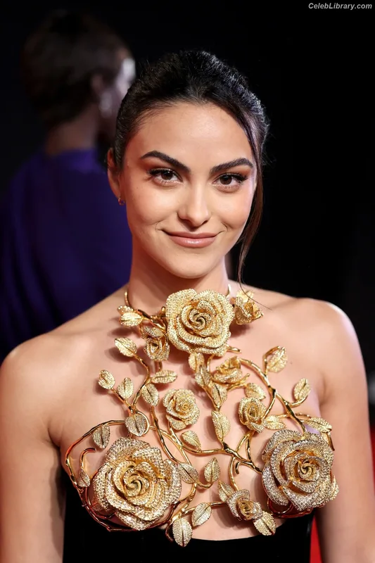 Camila Mendes photo 2 of 950