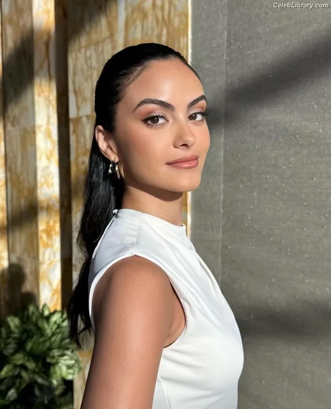 Camila Mendes photo 12 of 950