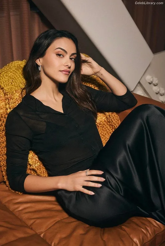 Camila Mendes photo 19 of 950