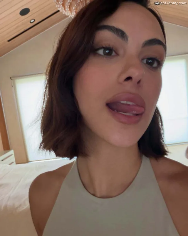 Camila Mendes photo 3 of 950