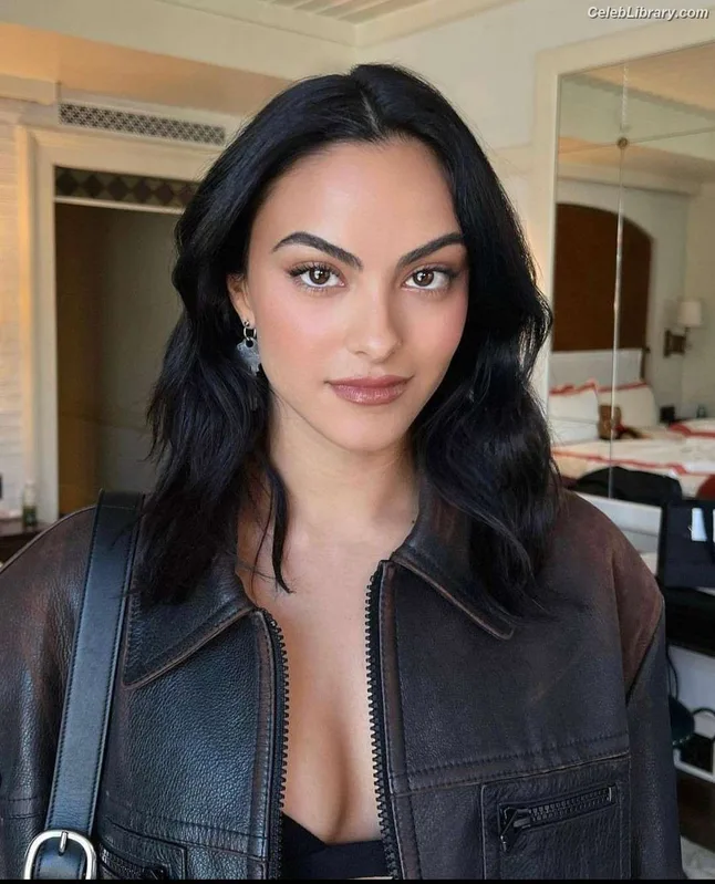 Camila Mendes photo 8 of 950