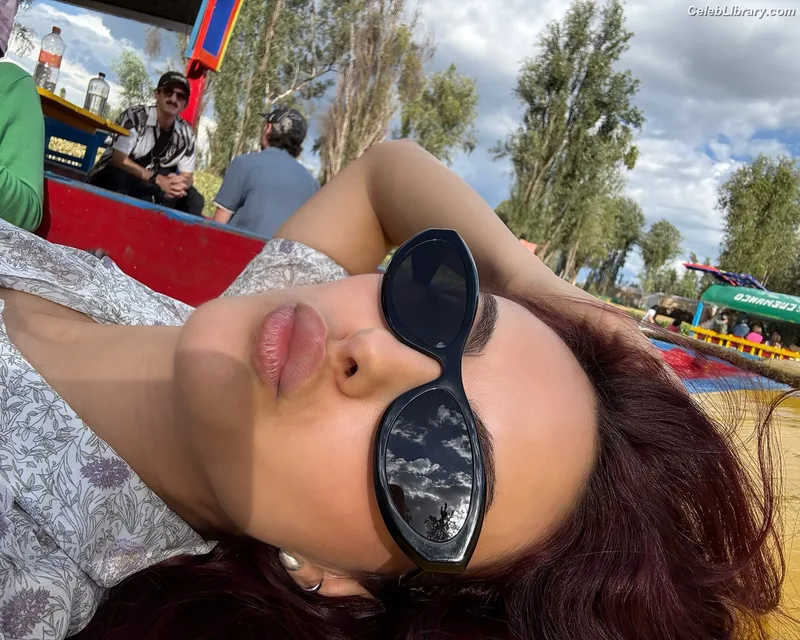 Camila Mendes photo 2 of 950