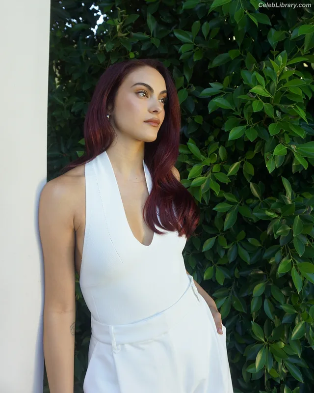 Camila Mendes photo 5 of 950