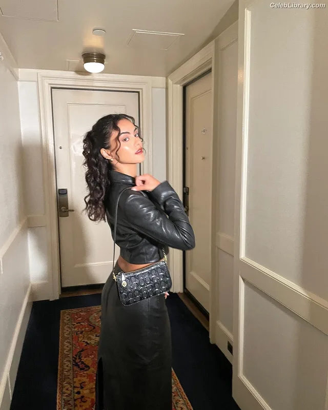 Camila Mendes photo 16 of 950