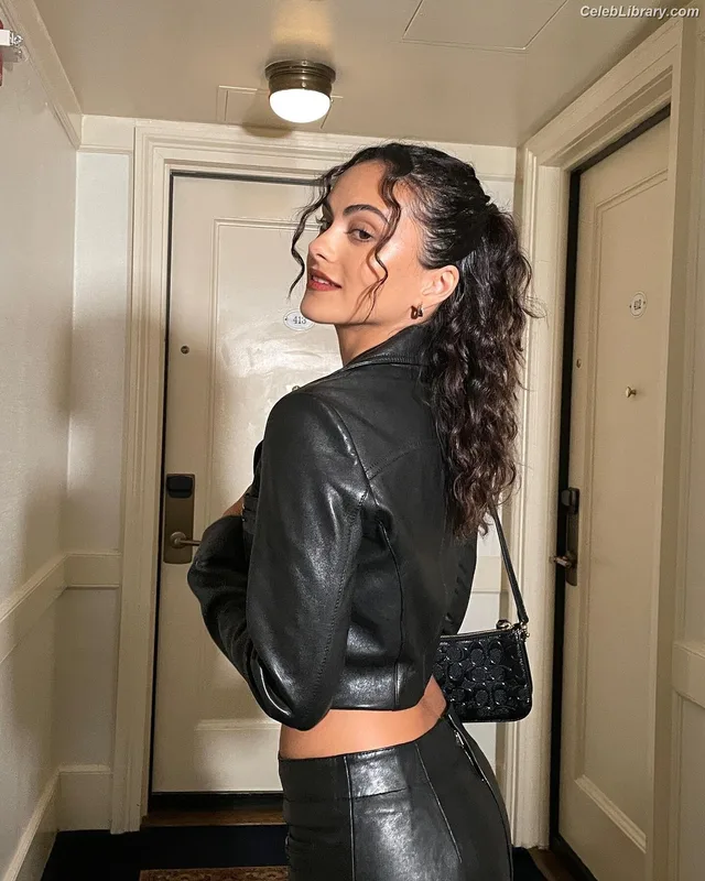 Camila Mendes photo 19 of 950