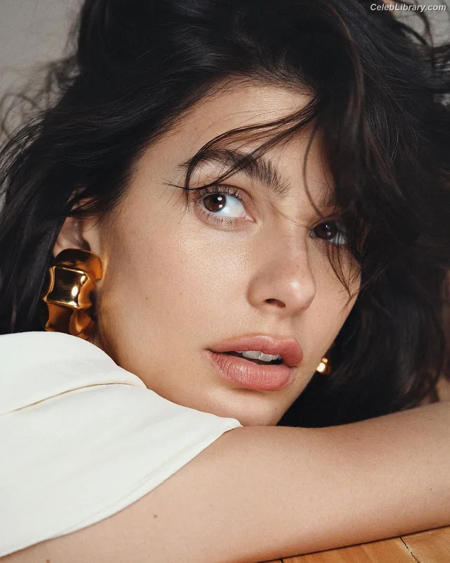Camila Morrone photo 3 of 830