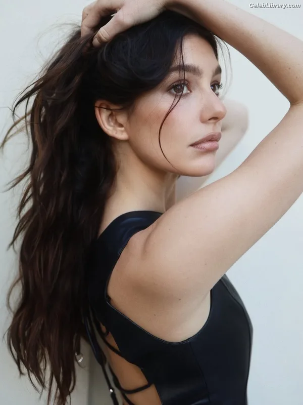 Camila Morrone photo 1 of 830
