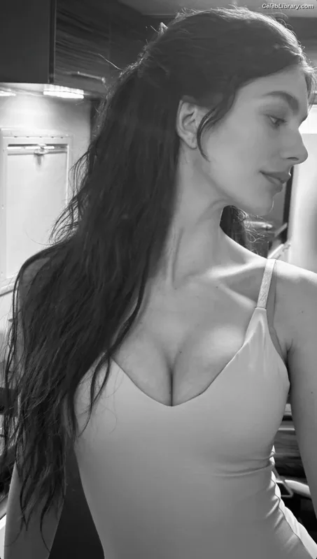 Camila Morrone photo 17 of 830