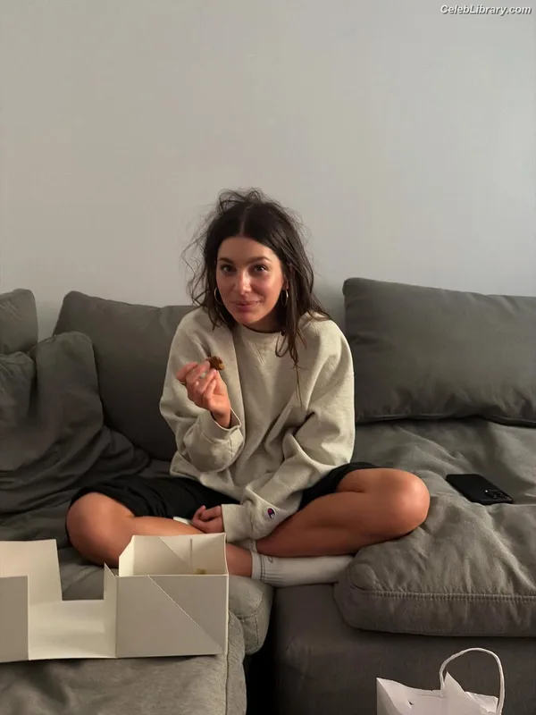 Camila Morrone photo 5 of 830