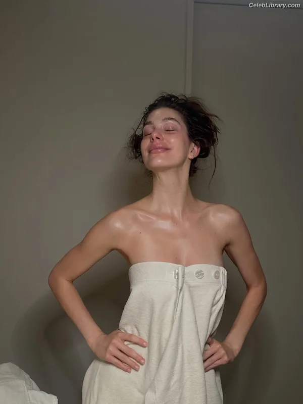 Camila Morrone photo 8 of 830