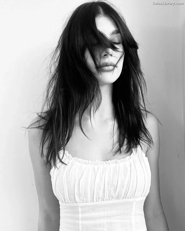 Camila Morrone photo 1 of 830