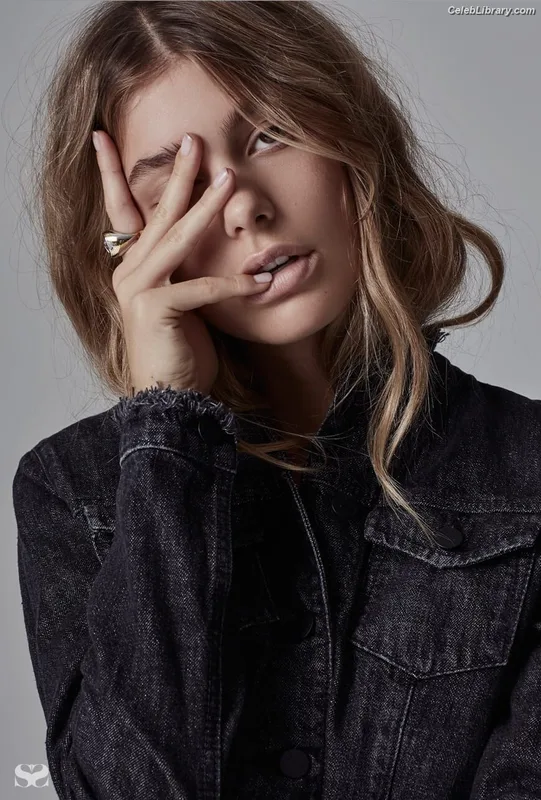 Camila Morrone photo 5 of 830