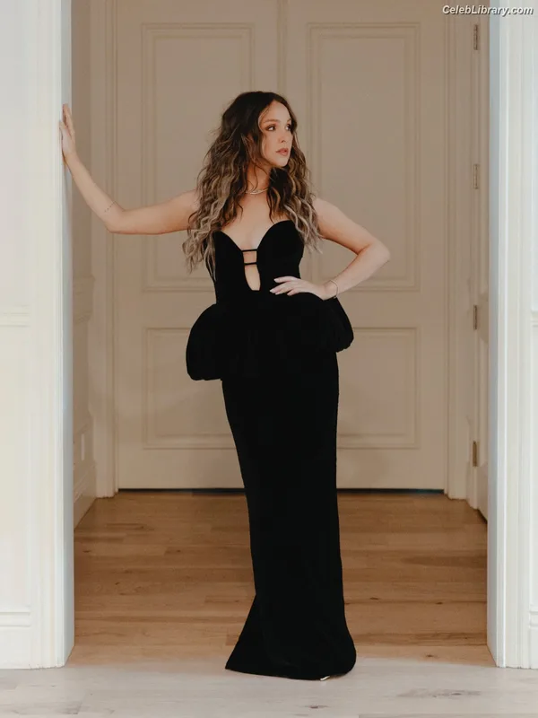 Camilla Luddington photo 14 of 76