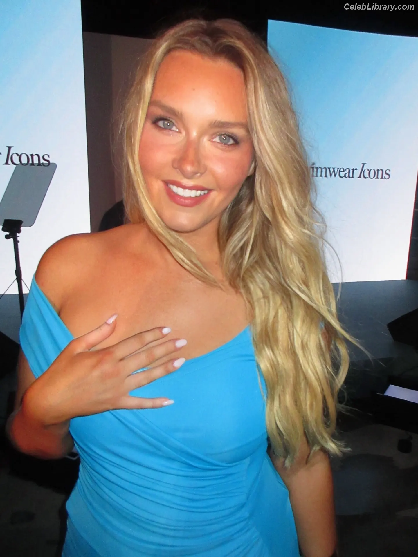 Camille Kostek photo 3 of 269