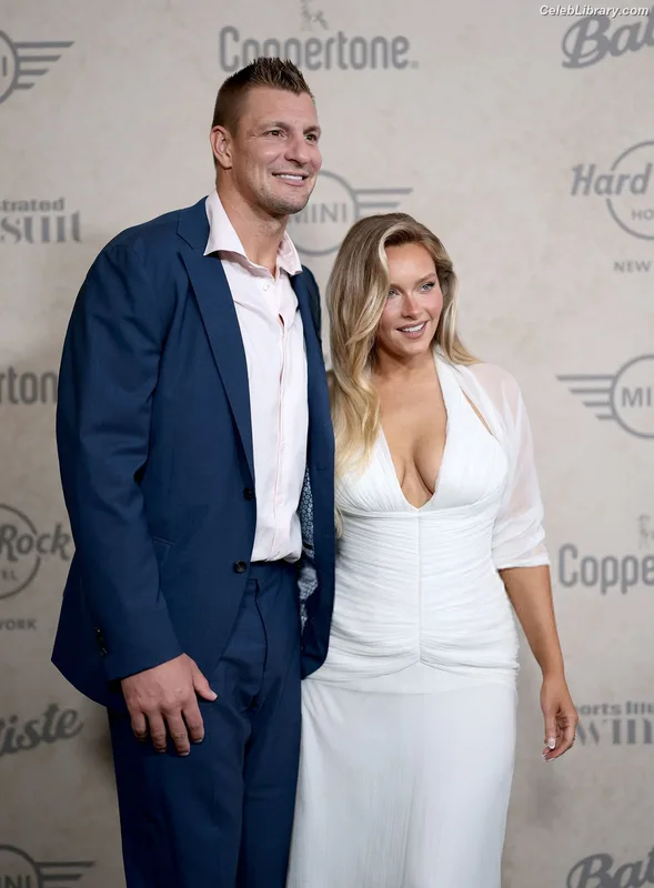 Camille Kostek photo 19 of 282