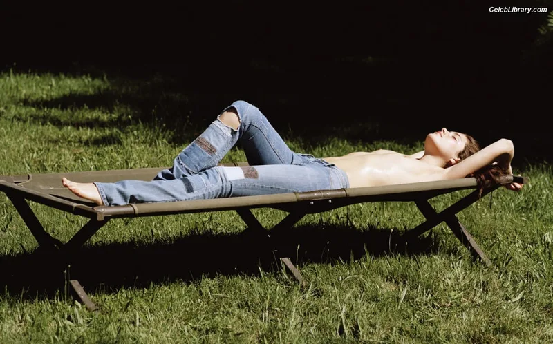 Camille Rowe photo 11 of 43