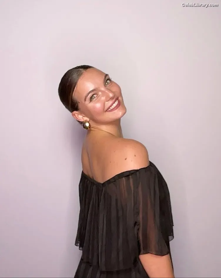 Camren Bicondova photo 9 of 24