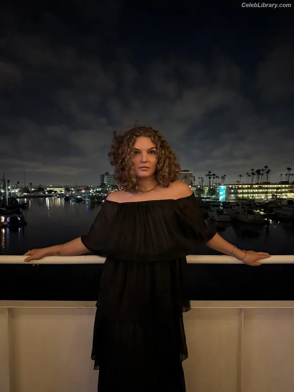 Camren Bicondova photo 3 of 25