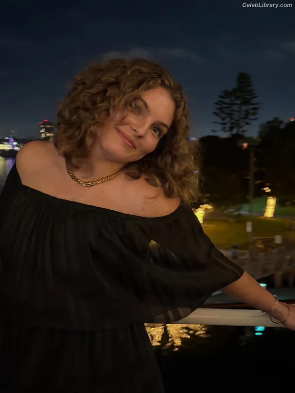 Camren Bicondova photo 5 of 25